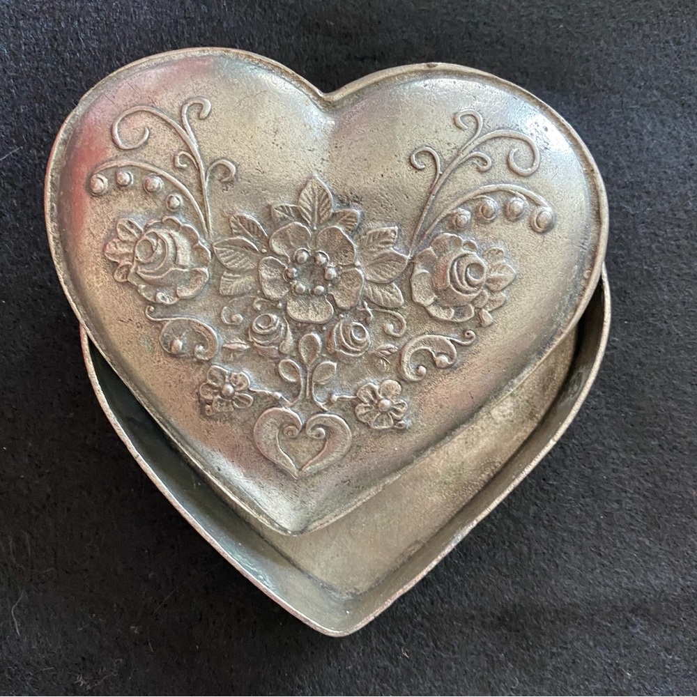 Heart-Shaped Zinn  Silver Floral Trinket Box